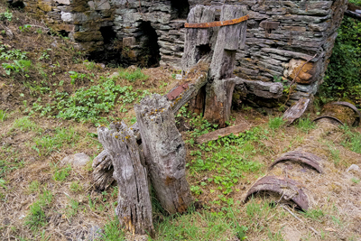Restos de lo que fue uno de los mazos más grandes de los Oscos, en un pueblo de Santalla