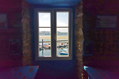 El puerto de Figueras (Castropol) contemplado desde una ventana de un restaurante local