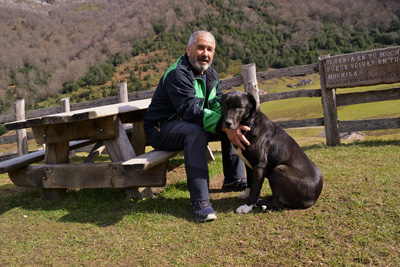 José Manuel Prado y su perra Xana en Brañagallones