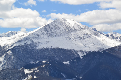Detalle de montaña y picos nevados
