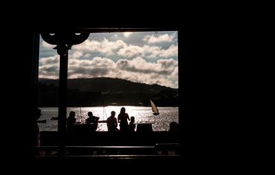 Vistas de la ría desde a través de la ventana de un bar del paseo marítimo en Castropol