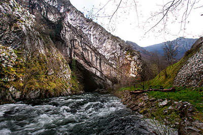 El río Nalón a su paso por la cueva Devoyu