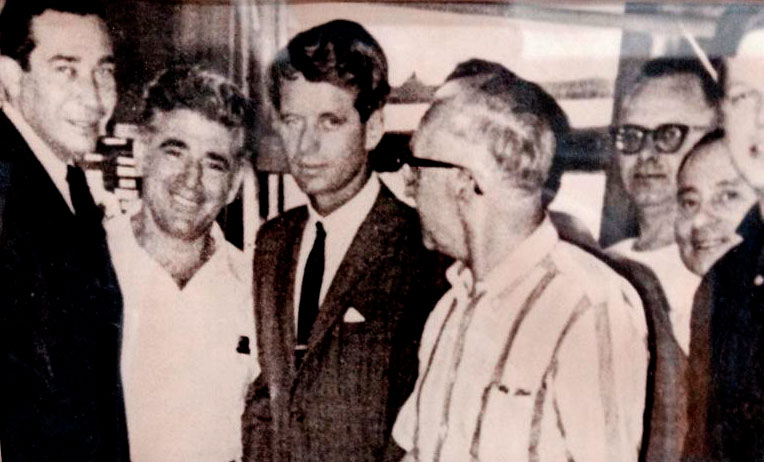 Alfonso junto al fiscal general Robert Kennedy