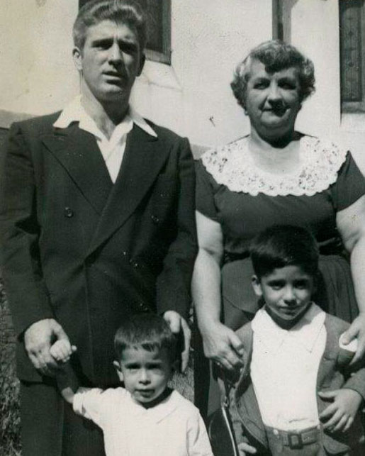 Alfonso Díaz sujeta al hermano de Louis, de 4 años. La abuela, Adela Varela, con Louis, de 7 años