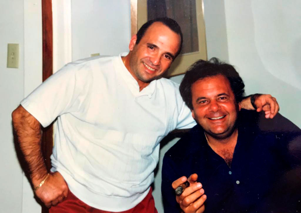 Lou Casal con el actor Paul Sorvino